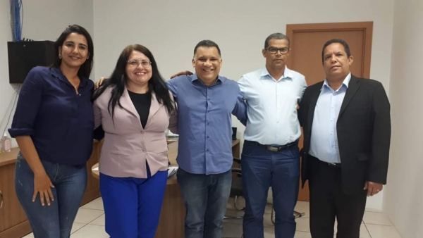 Vereadores participam da entrega oficial de veículo